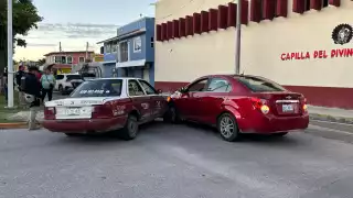 Choque entre un vehículo particular y un taxi deja daños materiales en la Colonia Santa Rosalía