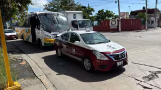 Colisión por alcance entre un camión Sur y un taxi en la colonia Benito Juárez