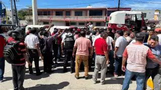 La retención de una mototaxi en la colonia Manigua, ocasionó un zafarrancho en la avenida 10 de julio, que pasó de las agresiones verbales a los empujones y golpes