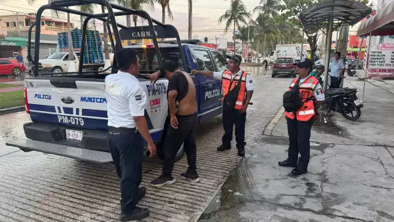 Policía detiene a hombre por intentar robar veladoras.