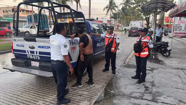 Policía detiene a hombre por intentar robar veladoras.