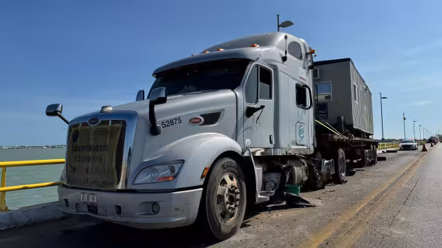 Aparatoso choque de tráileres en el Puente Zacatal causa caos vehicular y daños materiales