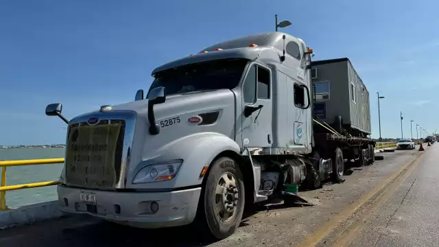Aparatoso choque de tráileres en el Puente Zacatal causa caos vehicular y daños materiales