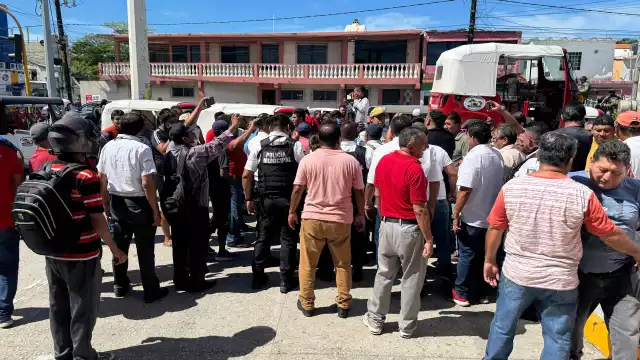 La retención de una mototaxi en la colonia Manigua, ocasionó un zafarrancho en la avenida 10 de julio, que pasó de las agresiones verbales a los empujones y golpes