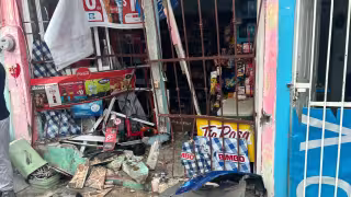 Los anaqueles, enfriadores y los productos, resultaron completamente destruidos.