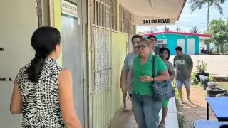 Personas esperan para depositar su voto en Mérida