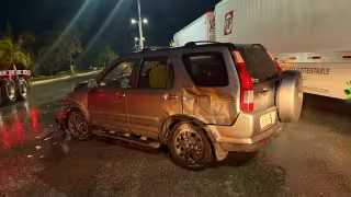 La camioneta sufrió daños importantes tras el impacto del tractocamión.