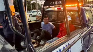 Los dos hombres fueron subidos a una patrulla para ser trasladados al Ministerio Público.