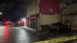 Dan más de 15 balazos a un bar; un vehículo termina quemado