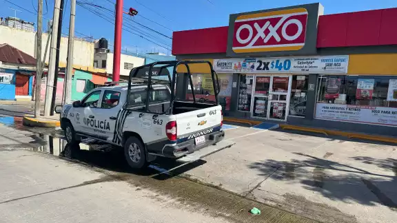 Un hombre armado con un cuchillo asaltó una tienda Oxxo en la colonia Morelos