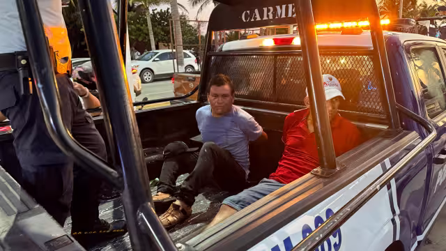 Los dos hombres fueron subidos a una patrulla para ser trasladados al Ministerio Público.