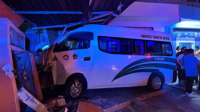 El conductor de la combi intentó darse a la fuga.