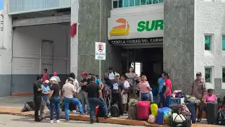   Bloqueo en Ciudad del Carmen deja varadas a decenas de personas de Atasta y Tabasco  