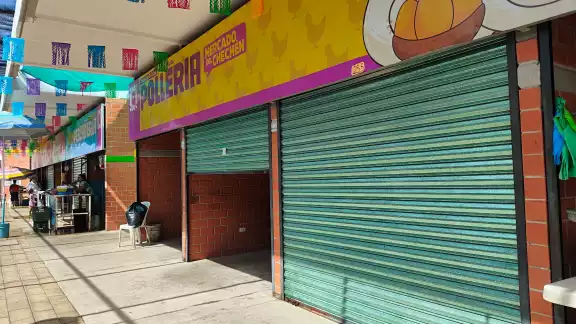 Los adjudicatarios volvieron a invadir banquetas y dejaron sin ocupar los espacios que les fueron asignados en el 2023