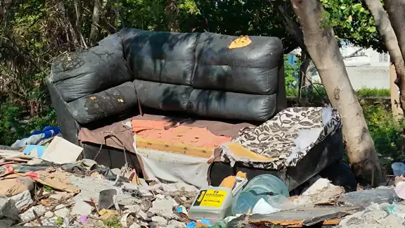 Parece que hubo guerra, con electrodomésticos rotos, ropa y zapatos tirados.