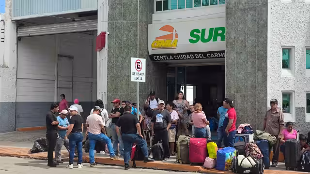 Habitantes de la Península de Atasta y Tabasco están varados en Ciudad del Carmen desde el miércoles debido a un paro de centrales camioneras