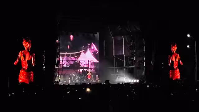 Carmen vibra con Mon Laferte en una noche inolvidable de música y emociones