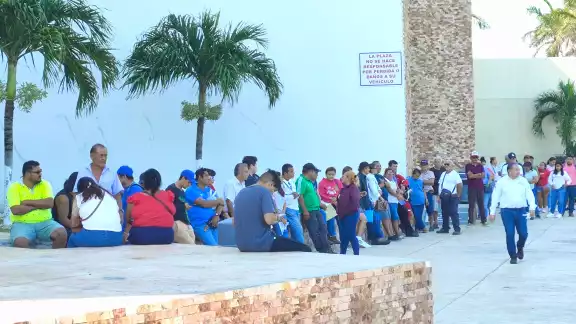 Pese a la opción de pago en línea, muchos ciudadanos prefirieron hacer largas filas en las oficinas de recaudación