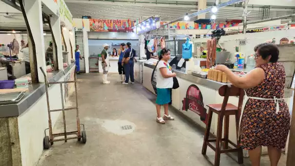 El problema radica en que la administración del centro de abasto no ha desazolvado las cloacas, algo que causa olores fétidos.