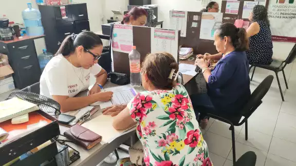 Los adultos mayores se ayudan con las rebajas para poder vivir al día en sus labores