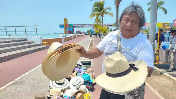 Eddy Barbosa, artesano de Bécal, cumple nueve años ofreciendo sombreros artesanales durante Semana Santa Eddy Barbosa, artesano de Bécal, cumple nueve años ofreciendo sombreros artesanales durante Semana Santa