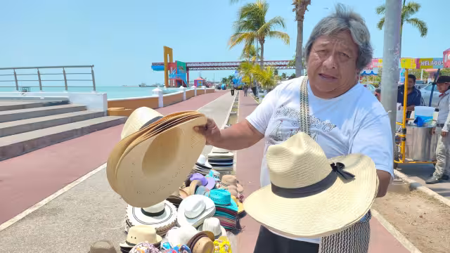 Eddy Barbosa, artesano de Bécal, cumple nueve años ofreciendo sombreros artesanales durante Semana Santa
