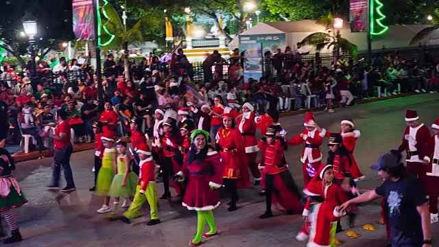 Más de tres mil 700 personas participaron en este cortejo propio de la temporada; gran parte de las cuales fueron niños, adolescentes y adultos jóvenes