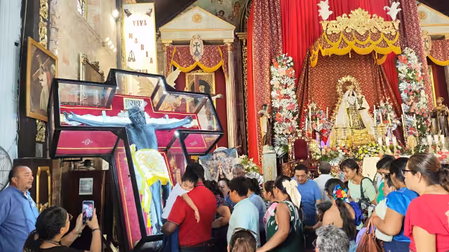El Santuario de Nuestra Señora estuvo abarrotado por creyentes de ambas imágenes.