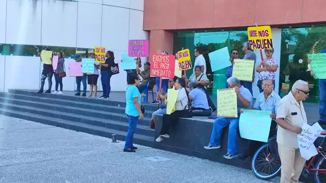 Jubilados de la UNACAR recibieron el pago de nueve quincenas atrasadas y prestaciones de 2024