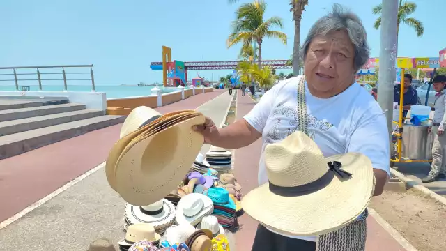 Eddy Barbosa, artesano de Bécal, cumple nueve años ofreciendo sombreros artesanales durante Semana Santa