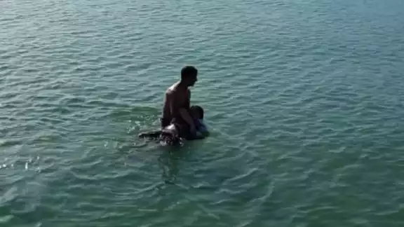 Personas lograron rescatar al hombre del agua Personas lograron rescatar al hombre del agua