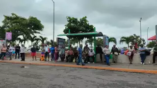 Habitantes de Ciudad del Carmen enfrentan problemas de transporte por lluvias