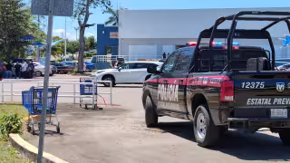 Hombre fue atacado a balazos en estacionamiento de Walmart en Chetumal.