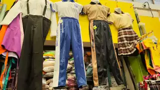 Abastecer de uniformes escolares a un hijo puede costar hasta mil pesos, sumándose a otros gastos del regreso a clases.