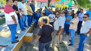 Los voceros de los taxistas tuvieron una reunión en el Ayuntamiento y luego explicaron a sus compañeros lo que les dijeron