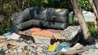 Parece que hubo guerra, con electrodomésticos rotos, ropa y zapatos tirados.