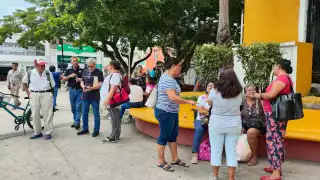 Jubilados de la Unacar se reunieron con la rectora Sandra Laffón Leal para exigir el pago de más de nueve quincenas atrasadas.