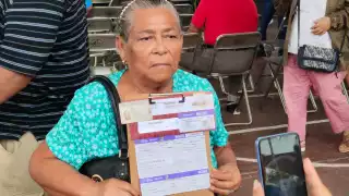 mujeres reciben su tarjeta