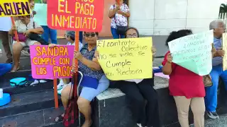 Les adeudan casi 12 quincenas de salario