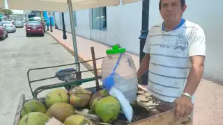 Cristian Castro, vendedor ambulante, indica que el calor ayuda a que el consumo se mantenga