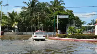 El aumento y descenso de la marea y el "mar de fondo" han causado encharcamientos en zonas bajas de la Isla del Carmen por tres días