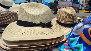 Sus sombreros de jipi japa y palma se fabrican en cuevas y requieren entre uno y tres días de elaboración