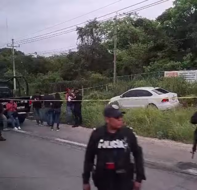 El auto terminó fuera de la carretera, donde fue procesado por la FGE.