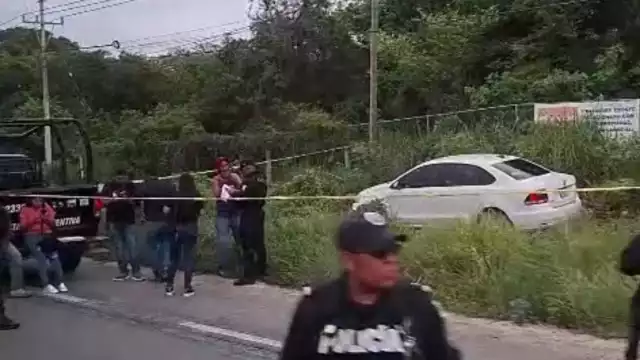 El auto terminó fuera de la carretera, donde fue procesado por la FGE.