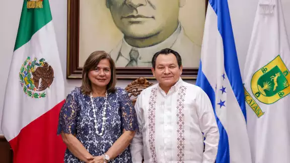 Joaquín Díaz Mena junto a Yadira Gómez, Secretaria de Turismo del Gobierno de la República de Honduras Joaquín Díaz Mena junto a Yadira Gómez, Secretaria de Turismo del Gobierno de la República de Honduras