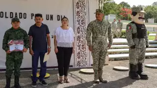 El joven Samuel Antonio Canul Couoh es distinguido como Soldado Honorario por un día