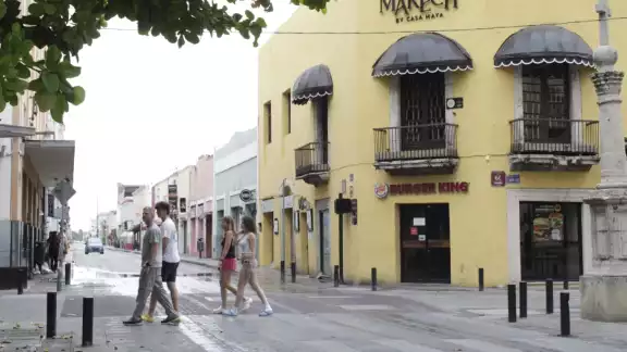 Turistas mantienen su paseo en el Centro de Mérida