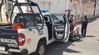 Se vuela el alto patrulla y embiste motocicleta en Champotón; mujer resulta lesionada