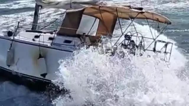 La embarcación ya no pudo salir de la zona costera rocosa.