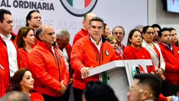 Paz López acusa a Moreno Cárdenas de pactar con el gobierno para proteger su posición y fortuna.